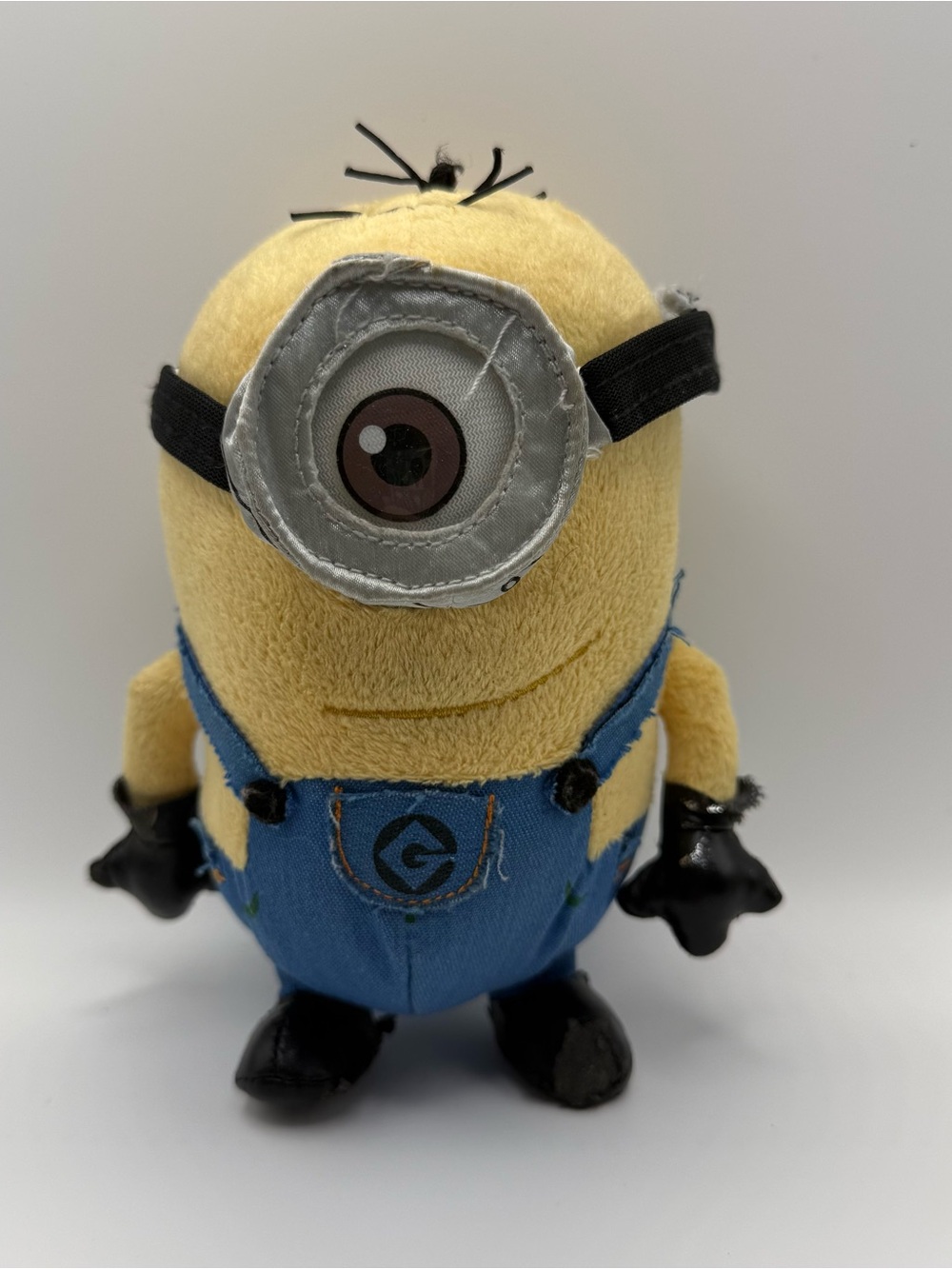 Despicable Me 2 “Stuart” Minion w/ Zippered Pouch Plush (DSPL-14)